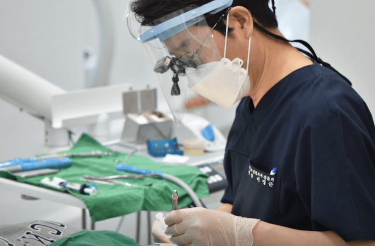 금련산역 임플란트 치과